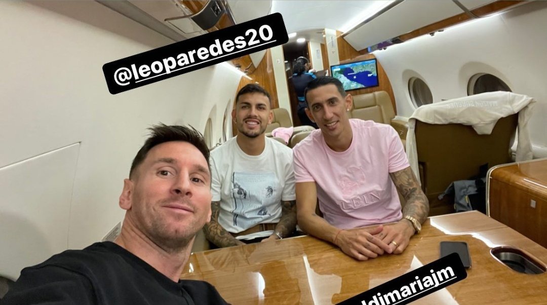 Chuyên cơ đương nhiên còn rộng chỗ, Messi cho 2 anh bạn thân đi nhờ về Paris luôn, an toàn và đỡ tốn tiền vé.