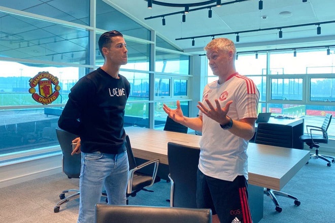 Solskjaer và Ronaldo trao đổi cùng nhau