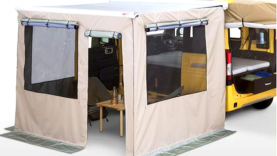 Không gian cắm trại đủ lớn được tạo ra bởi 1 chiếc xe nhỏ