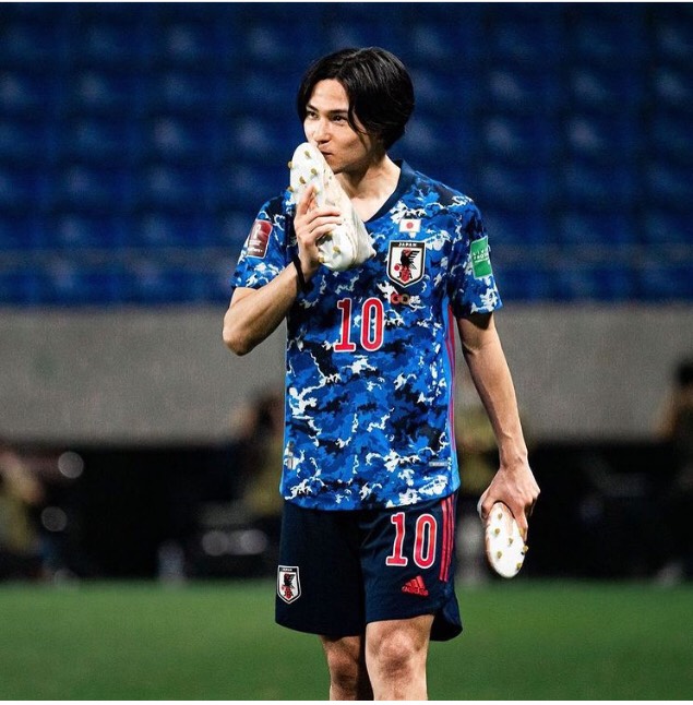 17 tuổi, Minamino Takumi đã ra sân đá chính ở J- League 1, 18 tuổi thì trở thành cầu thủ trẻ nhất Nhật Bản ghi bàn ở J-League 1