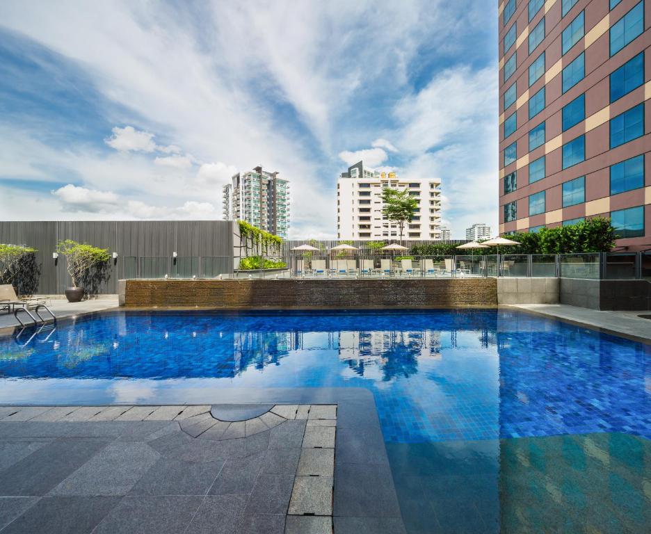 Bể bơi tuy không lớn nhưng từng lot Top bể bơi đẹp của các khách sạn châu Á.