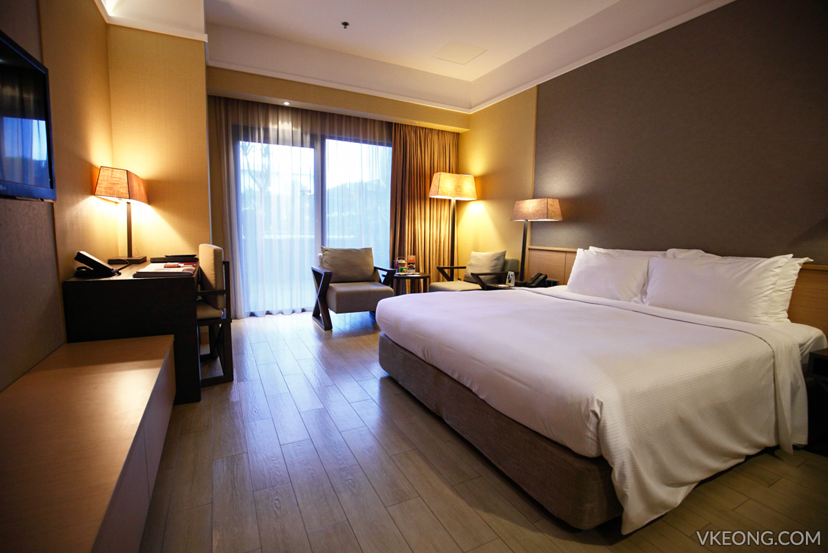 Diện tích phòng tối thiểu của khách sạn này là 32m2 với nội thất đơn giản nhưng tiện nghi.