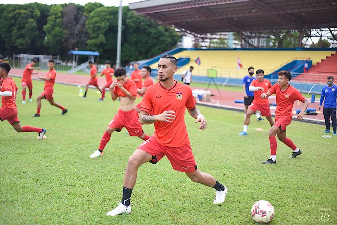 ĐT Lào luyện tập chuẩn bị cho trận đấu đầu tiên gặp ĐT Việt Nam. Ketkeophomphone trở về từ châu Âu đá AFF Cup.
