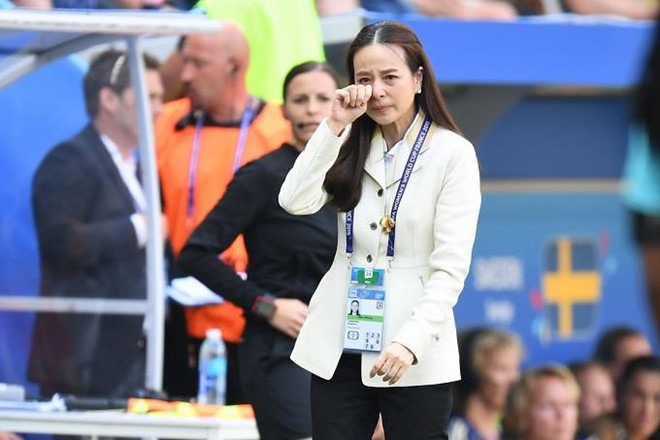 Hình ảnh nữ trưởng đoàn bóng đá Thái Lan rơi nước mắt khi ĐT bóng đá nữ Thái Lan có bàn thắng đầu tiên ở 1 kỳ World Cup