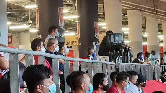 HLV Park Hang seo có mặt trên khán đài theo dõi trận đấu giữa Singapore và Thái Lan