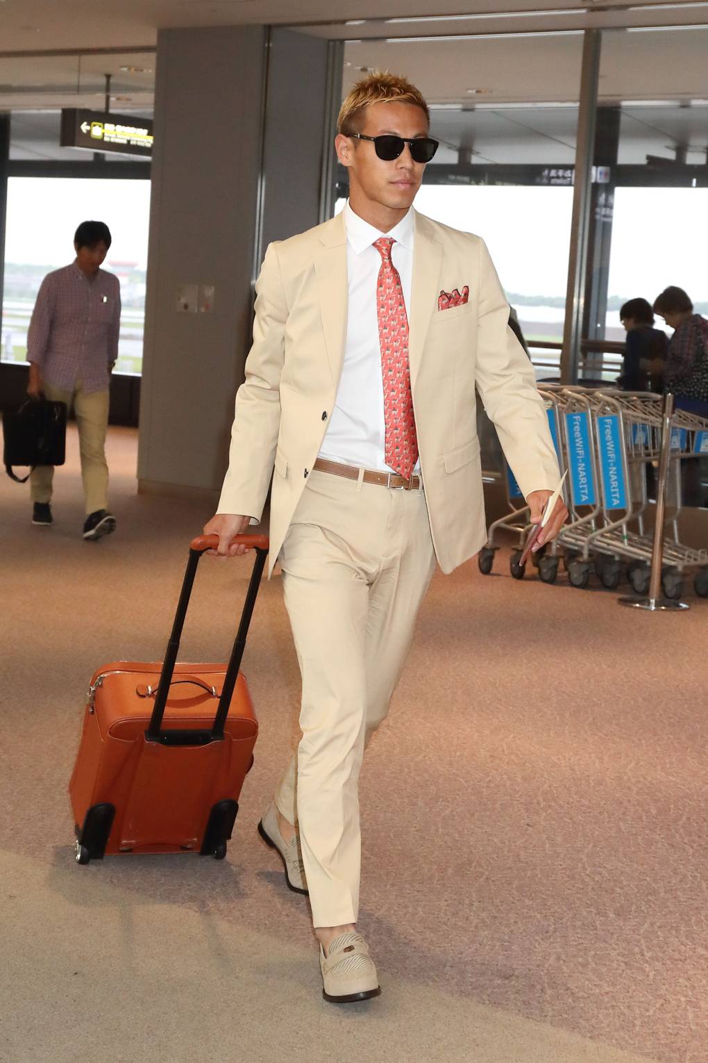 Keisuke Honda rất đam mê thời trang, anh được mệnh danh là tay chơi của thời trang trong giới cầu thủ