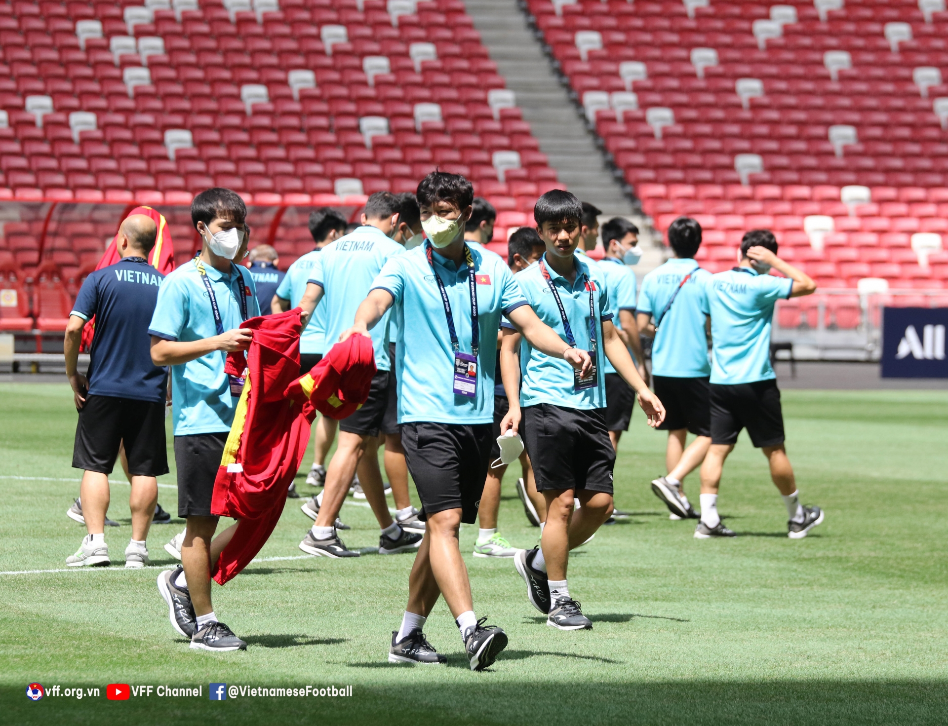 ĐT Việt Nam tham quan SVĐ Quốc gia Singapore, nơi sẽ diễn ra các trận bán kết và chung kết