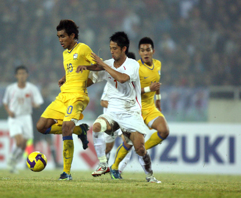 Teerasil Dangda - khi đó còn rất trẻ, đối đầu trung vệ Vũ Như Thành - một trong những trung vệ hay nhất của bóng đá Việt Nam. Dangda là người ghi bàn vào lưới ĐT Việt Nam ở trận chung kết năm 2008