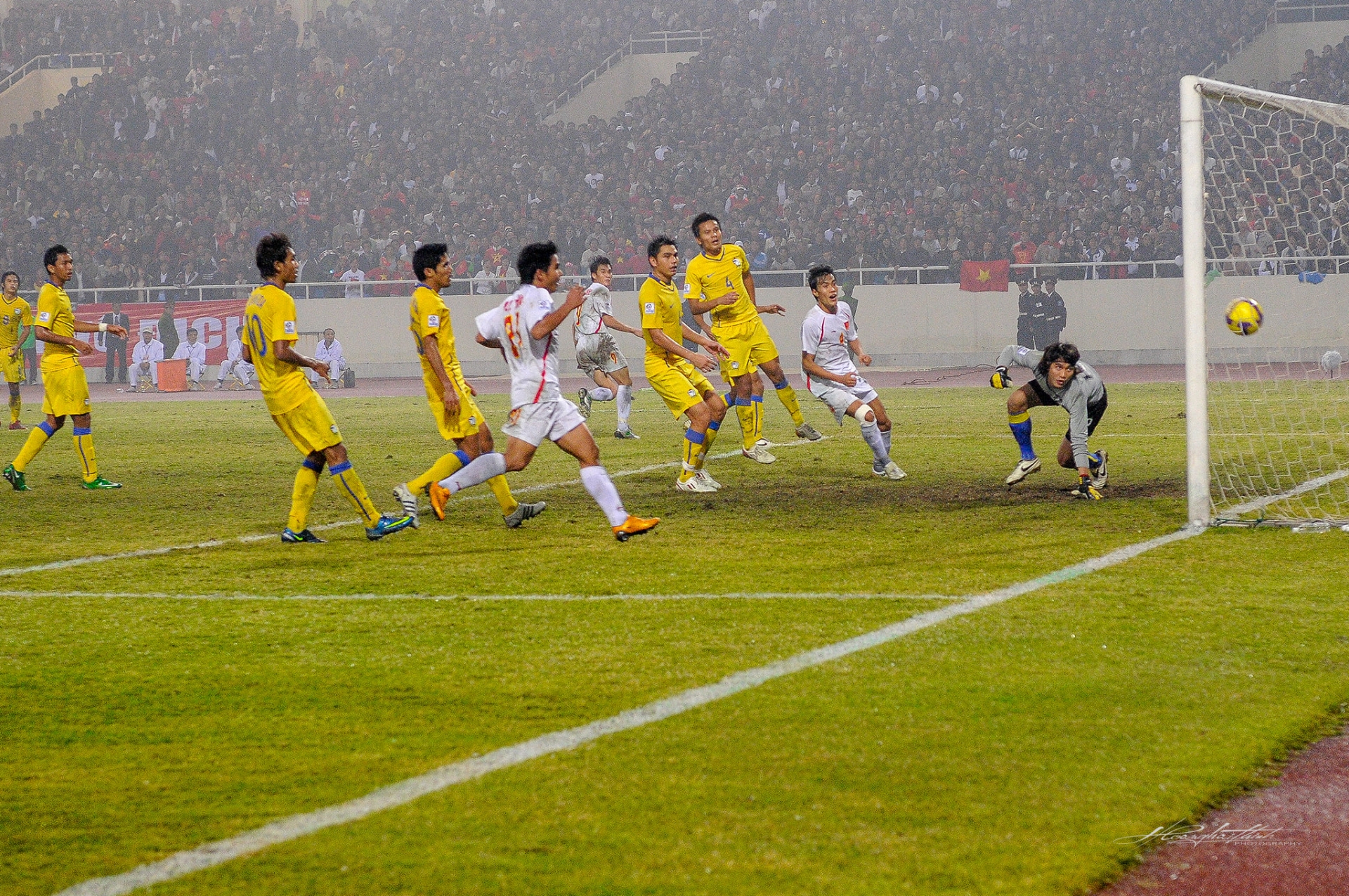 Cú đánh đầu ngược của Lê Công Vinh tung lưới Thái Lan ở phút thứ 94 của trận chung kết lượt về