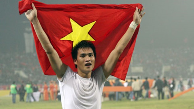 Lê Công Vinh - tiền đạo đang giữ 2 kỉ lục: cầu thủ ghi bàn nhiều nhất cho ĐT Việt Nam với 51 bàn, cầu thủ Việt Nam ghi bàn nhiều nhất tại AFF Cup với tổng 17 bàn