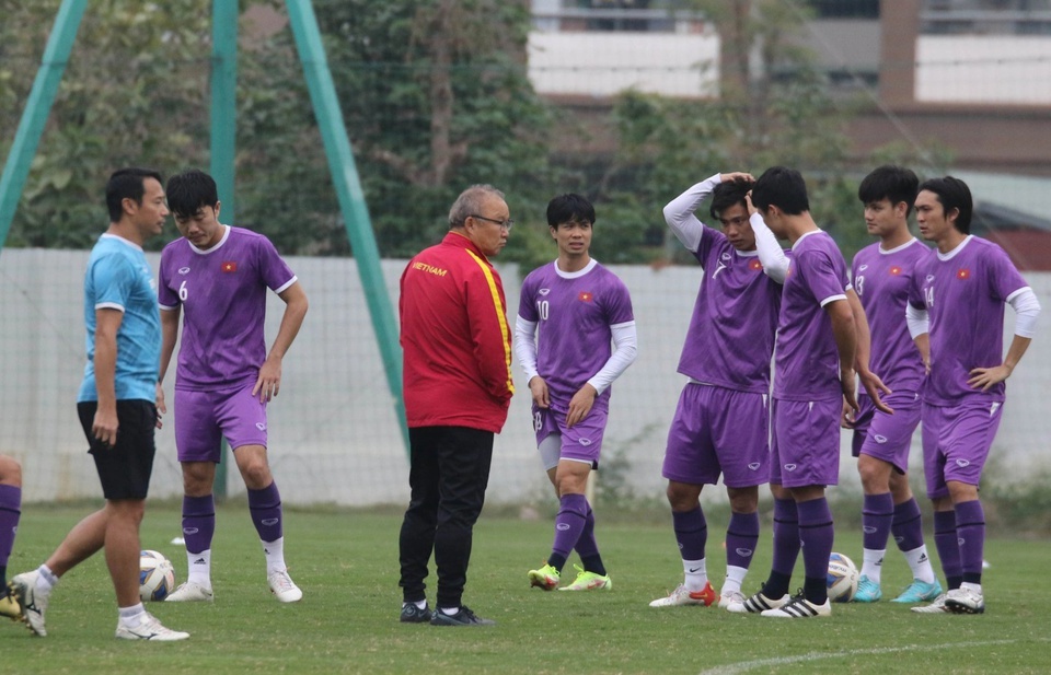 Tranh thủ lúc cách ly, thầy trò ông Park Hang Seo vác giầy ra sân tập