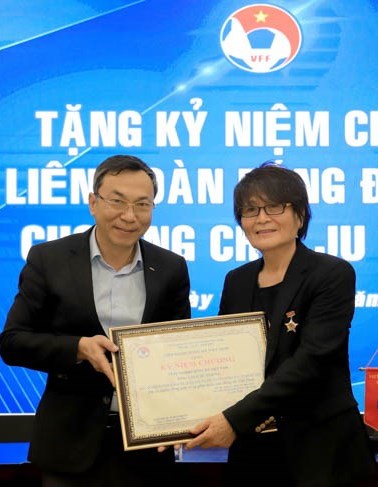 Bác sĩ Choi nhận lời tri ân trước khi rời Việt Nam