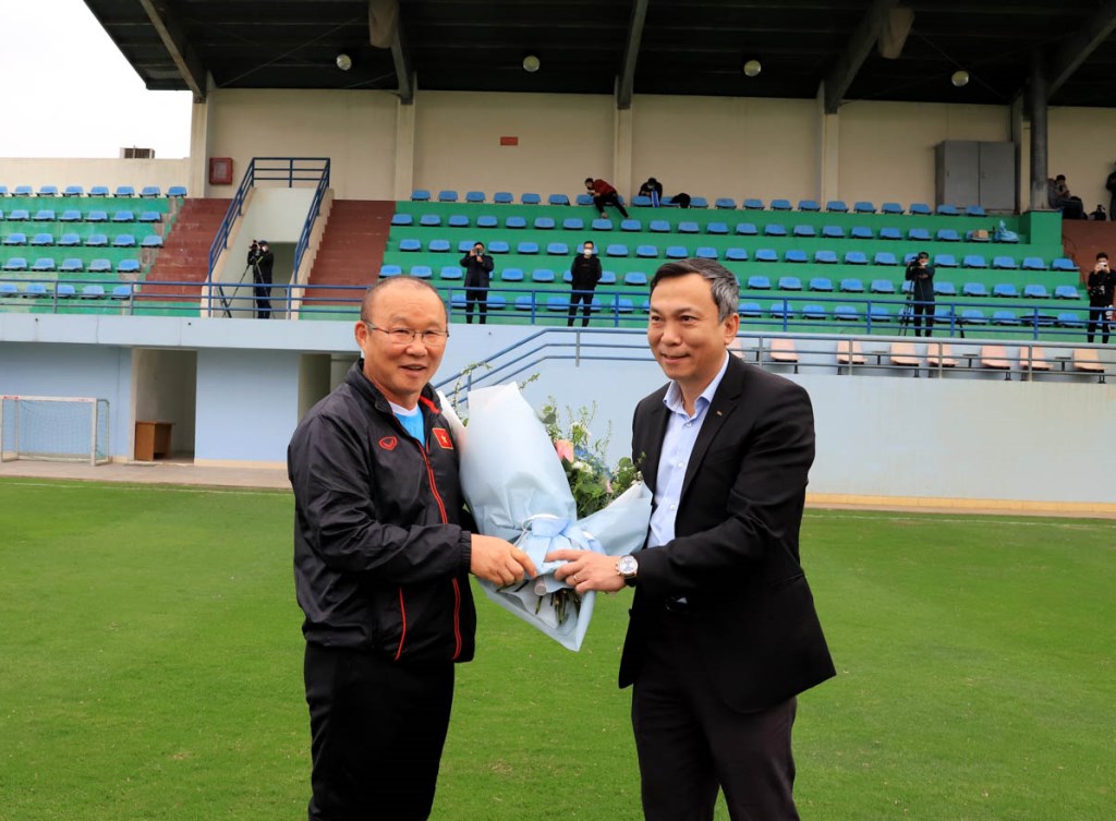 Ông Trần Quốc Tuấn - quyền chủ tịch VFF tặng hoa ông Park Hang Seo