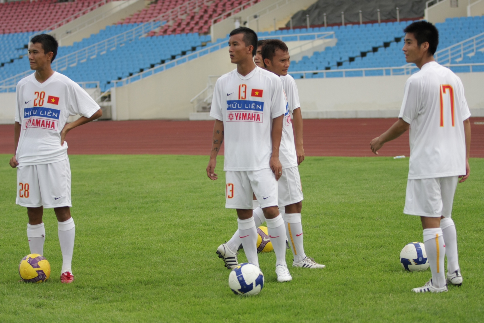 Mai Tiến Thành (số 13) thời còn khoác áo U23 Việt Nam. Hiện Tiến Thành là HLV trưởng U13 PVF.