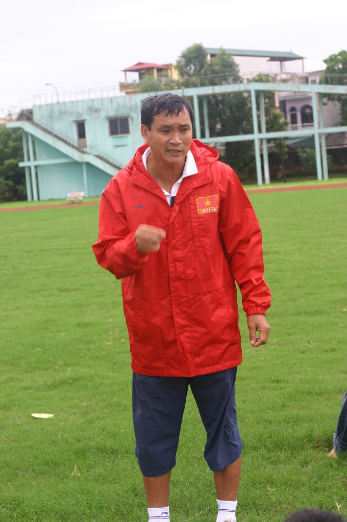 Ông Mai Đức Chung vừa cùng ĐT nữ Việt Nam vào World Cup. Người bạn vong niên xưa đã không còn nữa, ông Lê Thụy Hải đã mất năm ngoái.