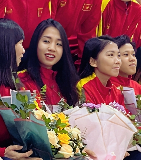 Gương mặt chiếm sóng khi ĐT nữ Việt Nam nhận khen thưởng