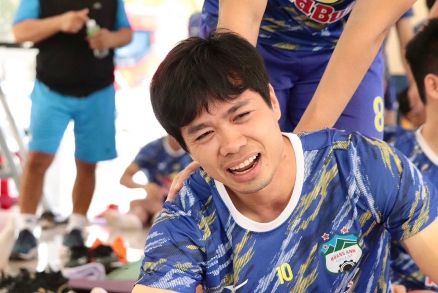 Tết vừa hết, HLV Kiatisuk khiến Công Phượng rơi lệ theo đúng nghĩa