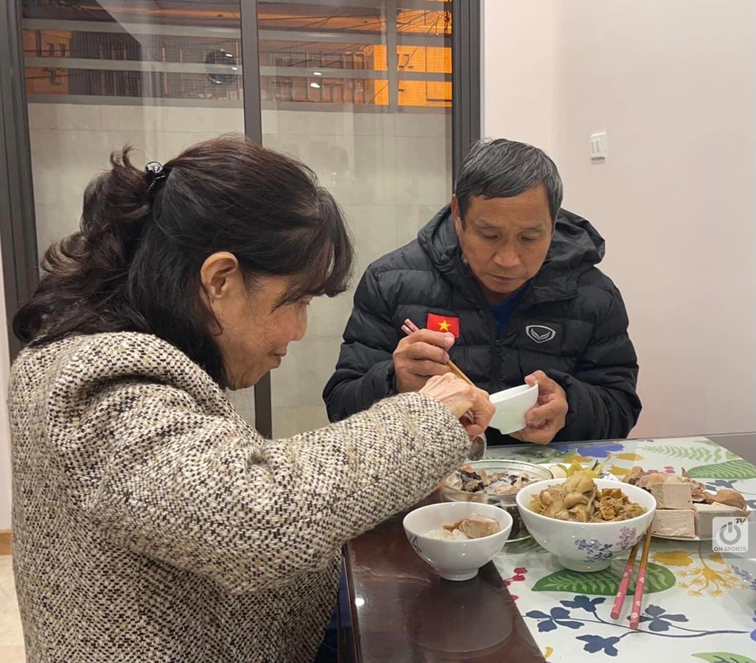 Hình ảnh HLV Mai Đức Chung ngồi ăn bữa cơm Tết giản dị với vợ gây xúc động mạnh