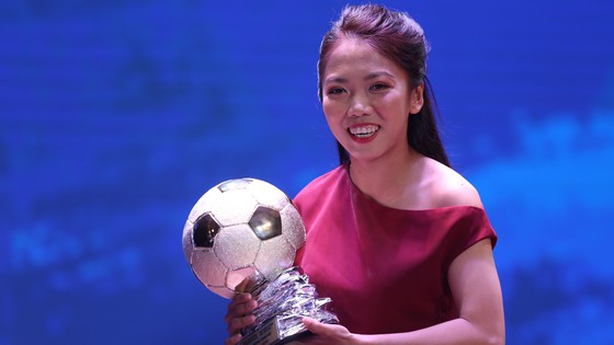 Tiền đạo Huỳnh Như giành Quả bóng Vàng Việt Nam 2021 cho nữ.