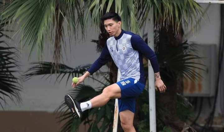 Đoàn Văn Hậu trở lại tập luyện bằng quả bóng tennis