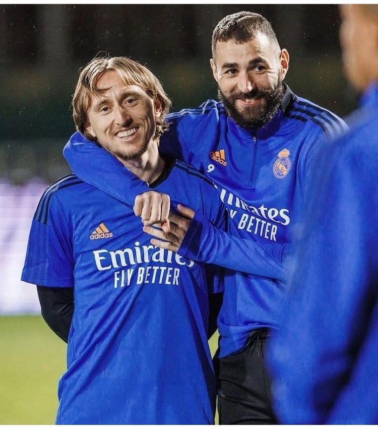 Karim Benzema - 34 tuổi, Luka Modric - 36 tuổi. Real đi tiếp tại vòng knock-out Champions League 2022. Ngoài những ánh hào quang lấp lánh, thì cách mà Benzema sống và tôn trọng những người bạn của mình, cũng đáng để nhưỡng mộ.