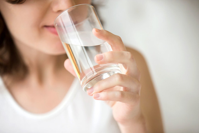 Uống đủ 2-3 lít nước mỗi ngày để cung cấp dưỡng chất sâu bên trong da.