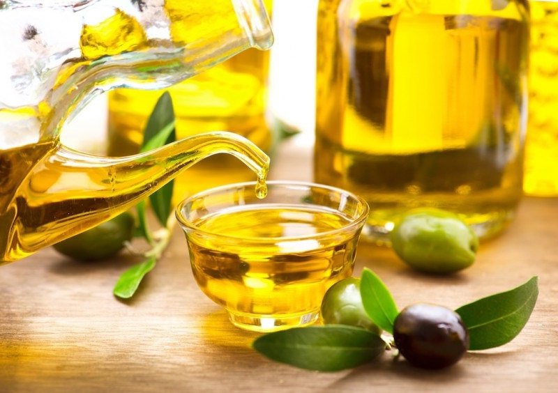 Dầu olive giúp làn da luôn căng mịn, dưỡng trắng từ sâu bên trong.