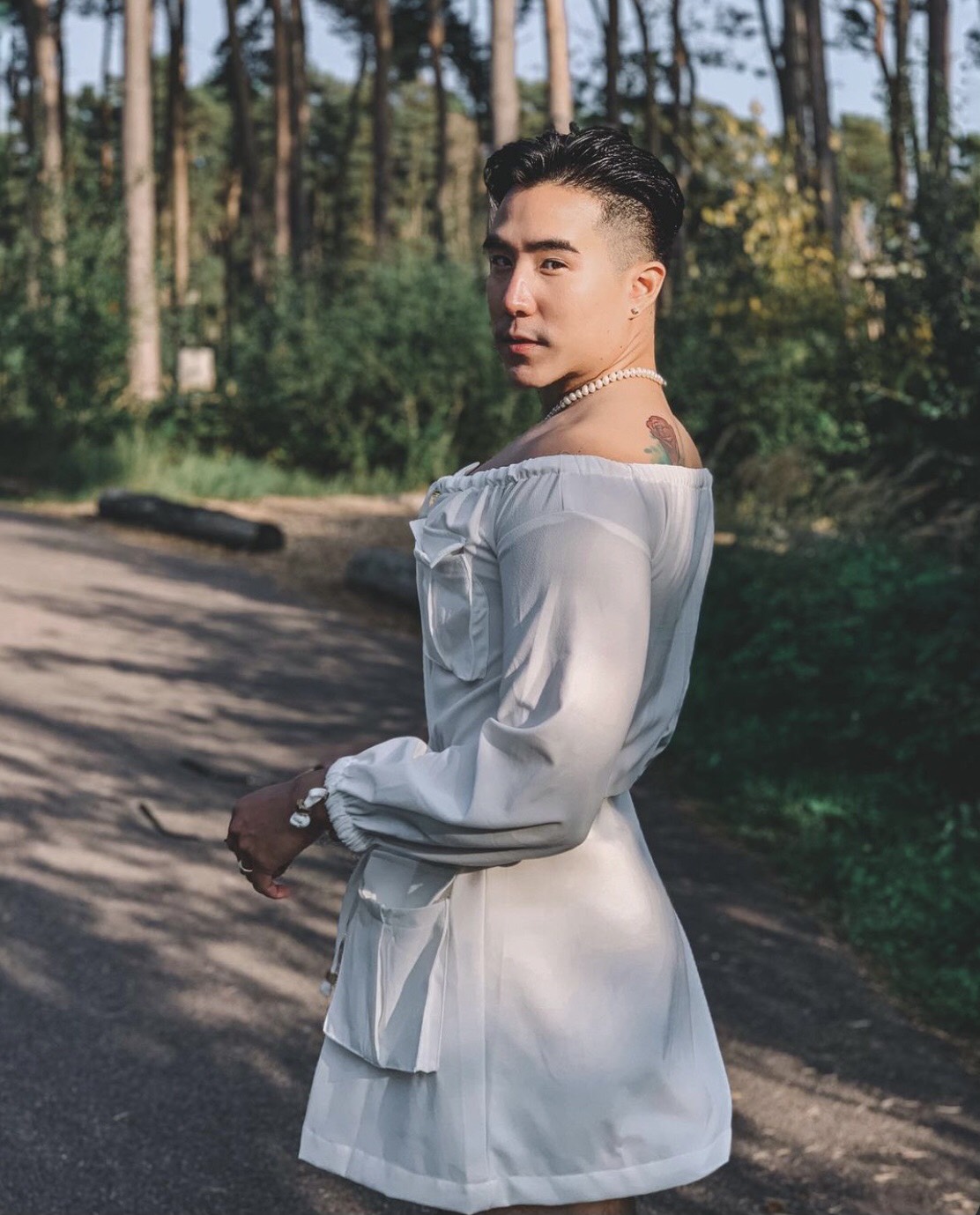 Fashionista người Thái thu hút giới trẻ nhờ diện trang phục của phụ nữ - Ảnh 11