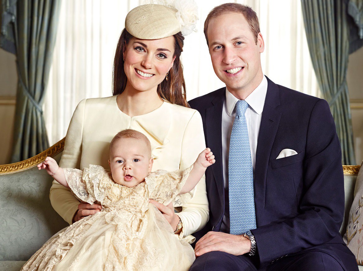 Công nương Kate Middleton cùng chồng là hoàng tử William và con con trai đầu lòng. Cặp đôi Hoàng gia này dành được rất nhiều thiện cảm của công chúng.
