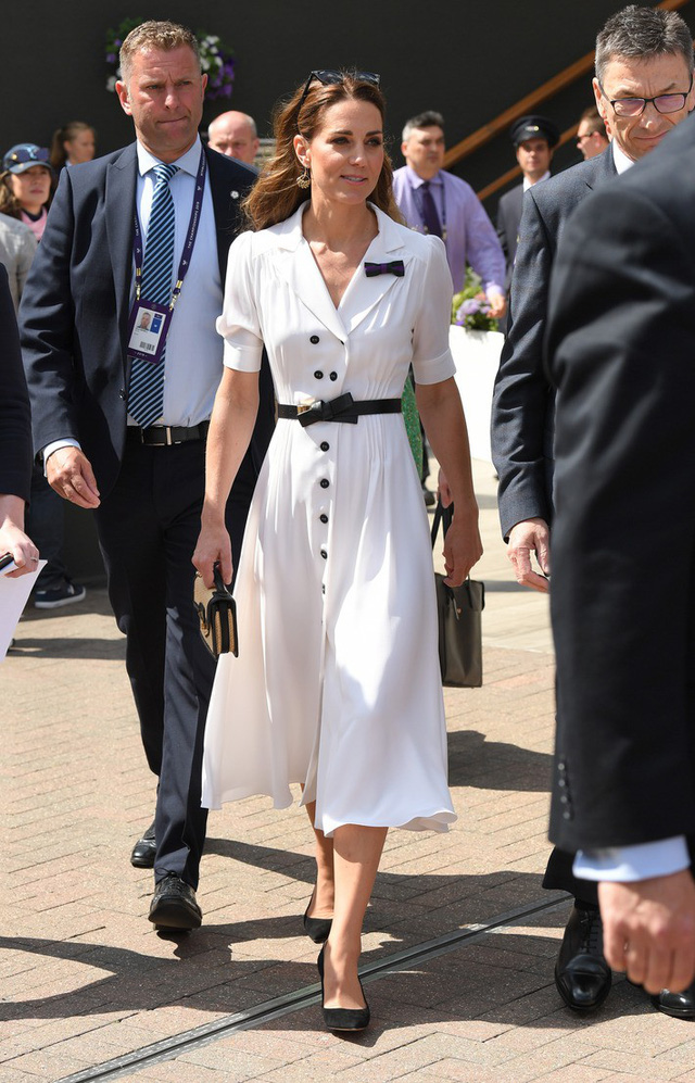 Dù là công nương của hoàng gia Anh, Kate Middleton sẵn sàng mặc lại những bộ trang phục cũ trước truyền thông.