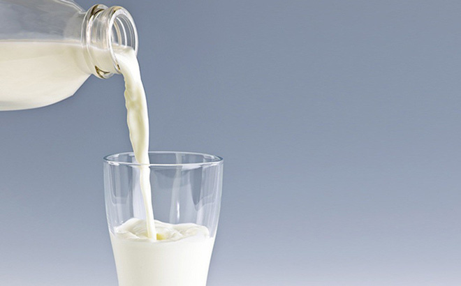 Uống sữa là phương pháp bổ sung canxi phổ biến