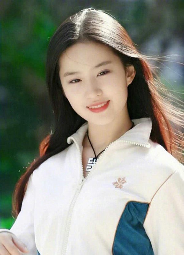 Vẻ đẹp tinh khôi của Lưu Diệt Phi ở độ tuổi 17