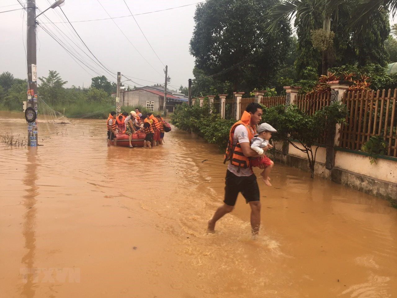 Lực lượng chức năng ra sức cứu trợ người dân tránh lũ