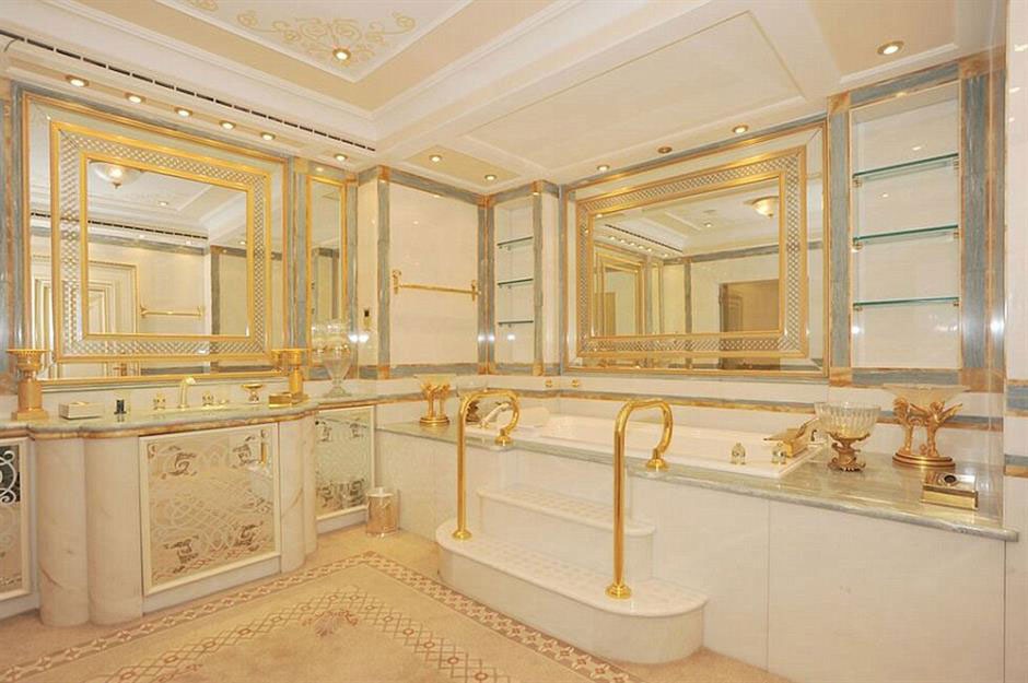 Một góc phòng tắm trong lâu đài của quốc vương Saudi Arabia.