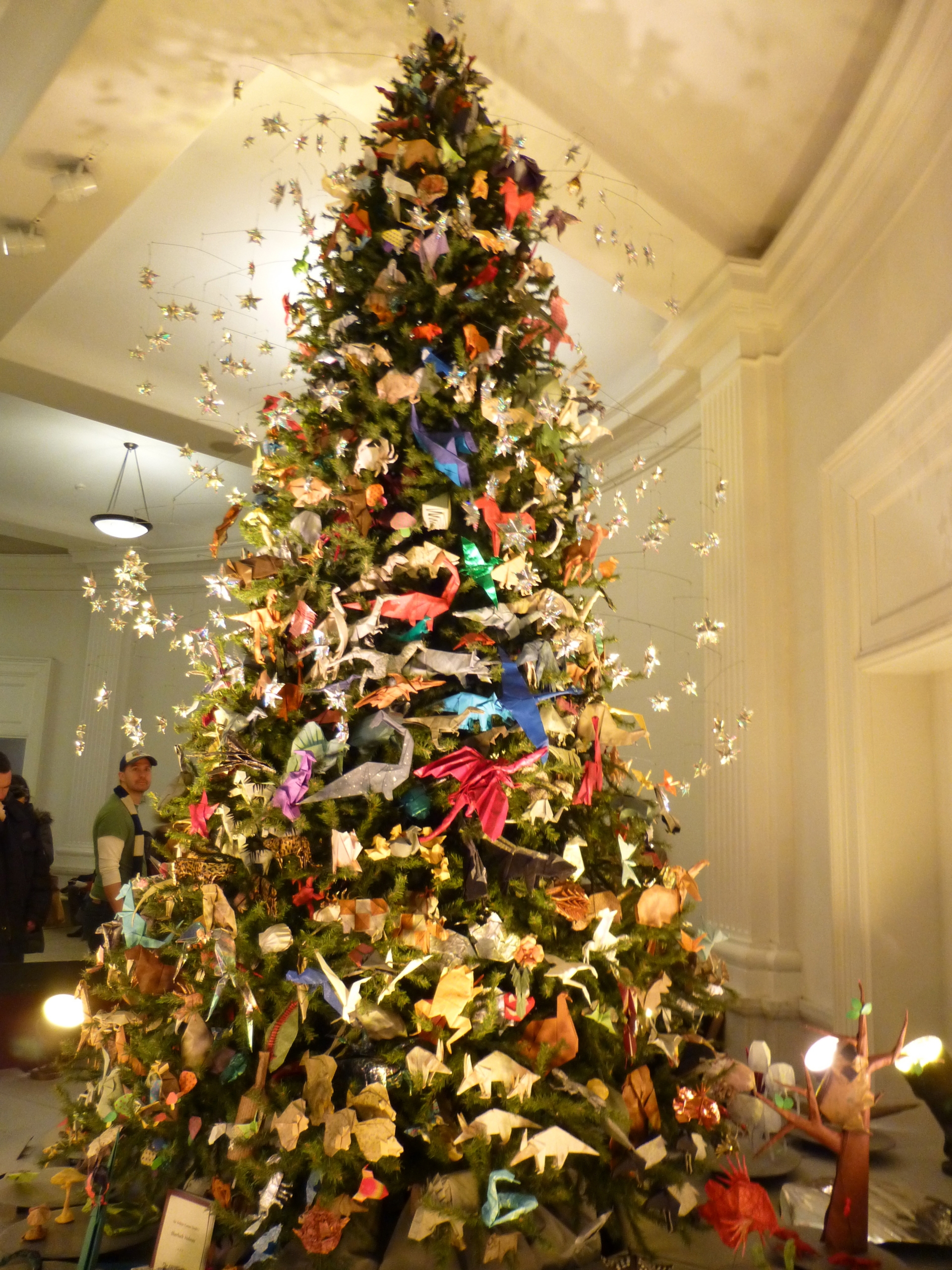 Cây thông được trang trí rực rỡ màu sắc đón chào ngày lễ Giáng sinh