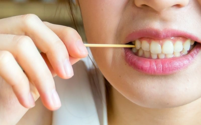 Những tác hại khôn lường của việc xỉa răng bằng tăm tre - Ảnh 2