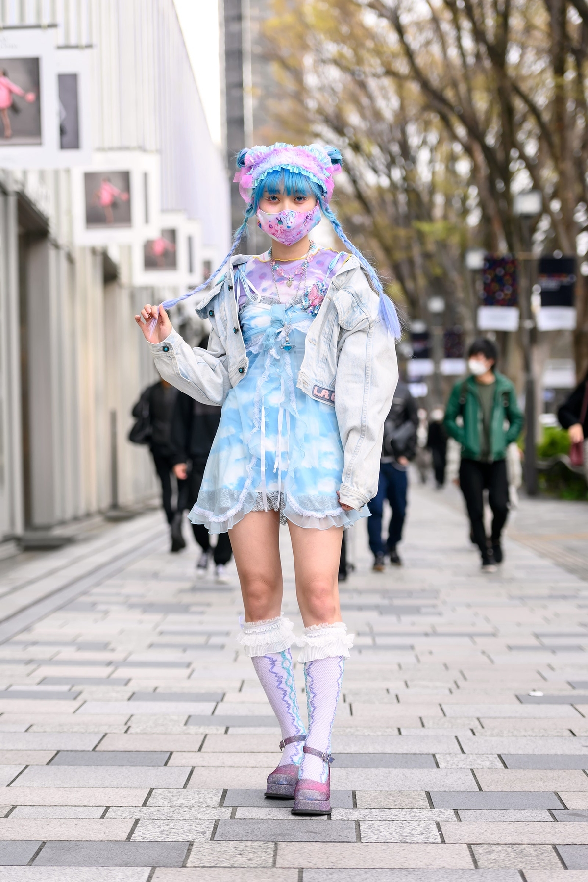 Khẳng định cá tính bằng khẩu trang lạ lùng tại tuần lễ thời trang Tokyo  - Ảnh 2
