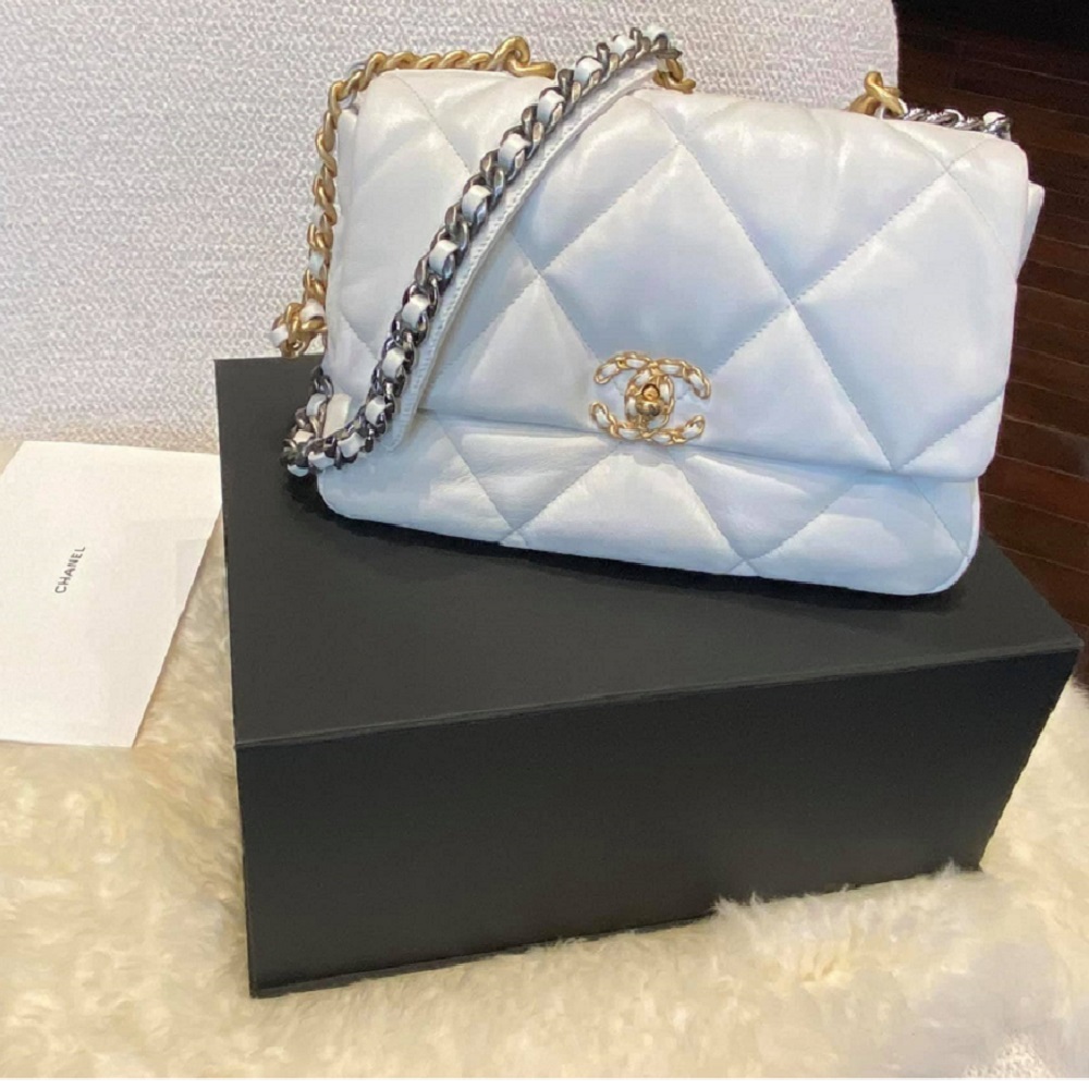 Chiếc túi Chanel 19 trắng thanh lịch được nữ doanh nhân chia sẻ trên mạng xã hội có giá khoảng 4.600 USD (tương đương hơn 110 triệu VNĐ)