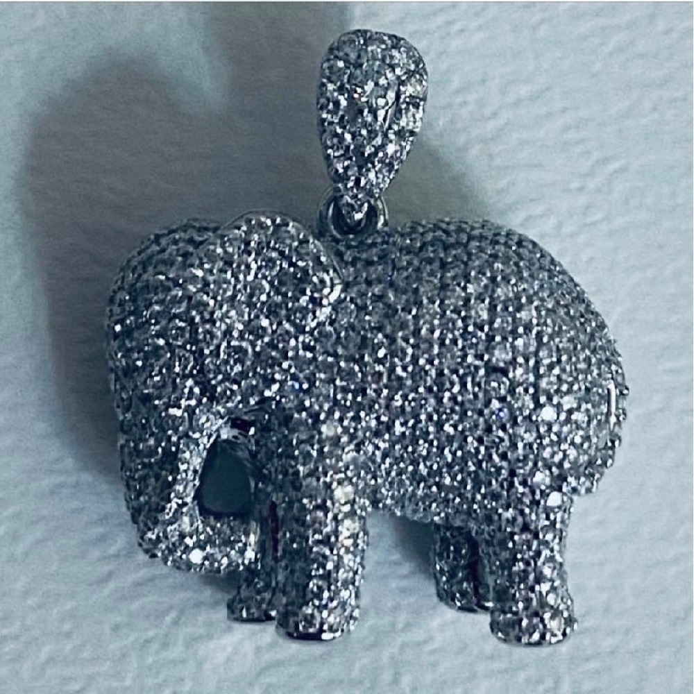 Cận cảnh mặt dây chuyền hình voi. Không rõ sản phẩm được đính nạm bằng loại đá nào? Nếu là kim cương thì thực sự là một gia tài đáng giá.