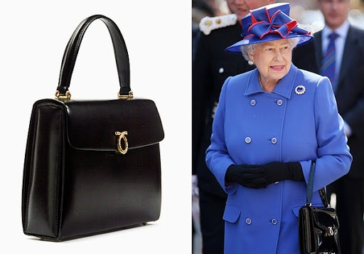 Nữ hoàng Elizabeth xuất hiện trong bất cứ sự kiện nào, túi xách luôn là vật bất ly thân của bà. Khi muốn truyền tải thông điệp đến trợ lý, Nữ hoàng đều thông qua chiếc túi xách bên cạnh mình.