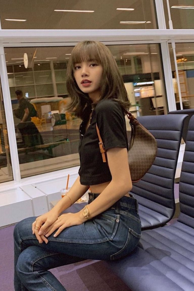 Hình ảnh chiếc Ava bag được Lisa đăng tải trên MXH vào ngày 17/7/2019 tại sân bay