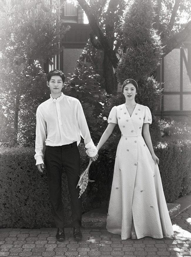 Chiếc váy cưới tối giản khiến công chúng rầm rộ từ bộ ảnh cưới của cặp đôi Song - Song
