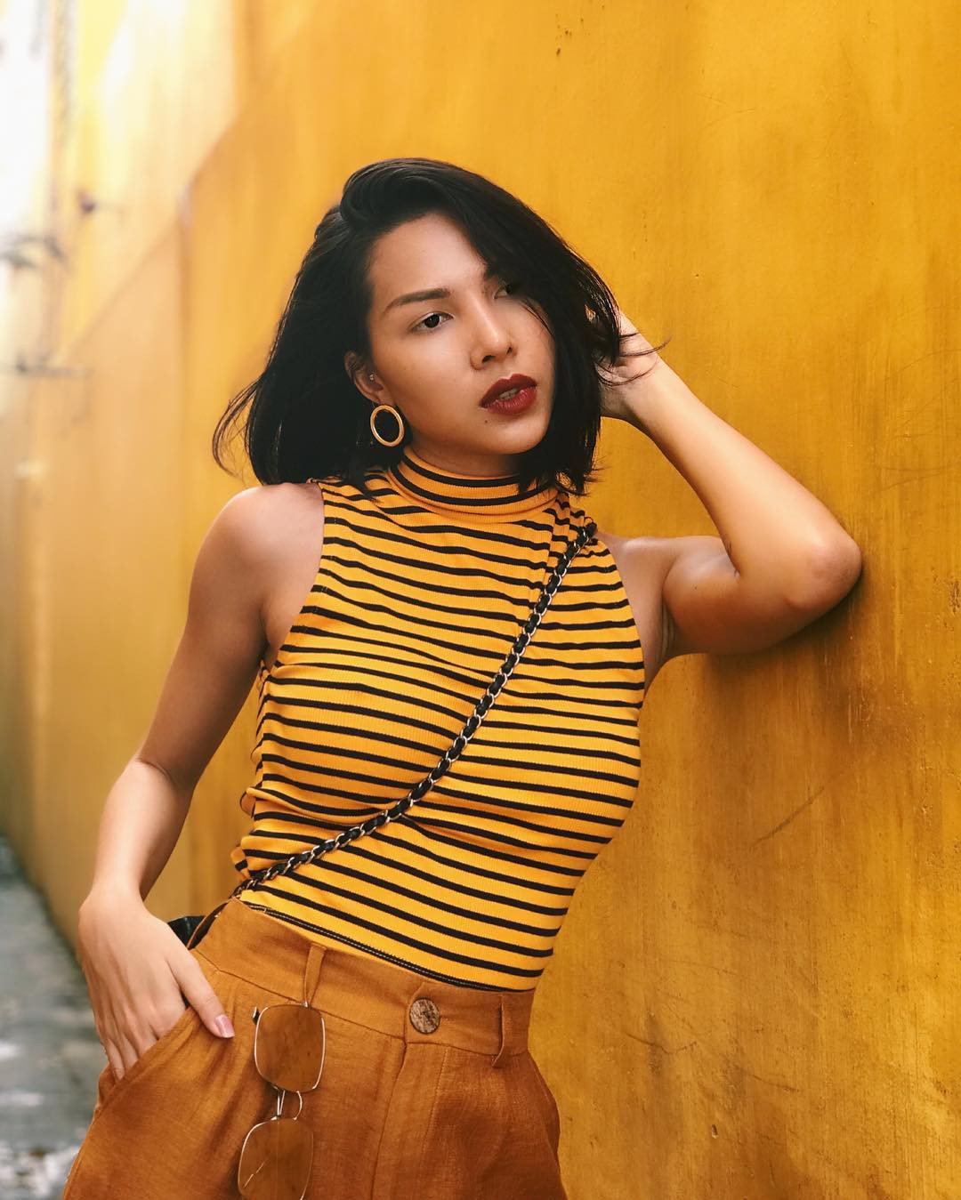 Minh Triệu là cô người mẫu nổi tiếng với làn da ngăm quyến rũ. màu vàng cũng là một trong những màu yêu thích của cô