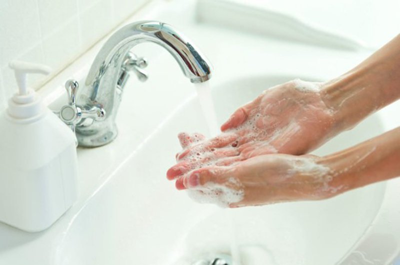 Rửa tay sạch sẽ trước khi rửa mặt. Nguồn: Internet