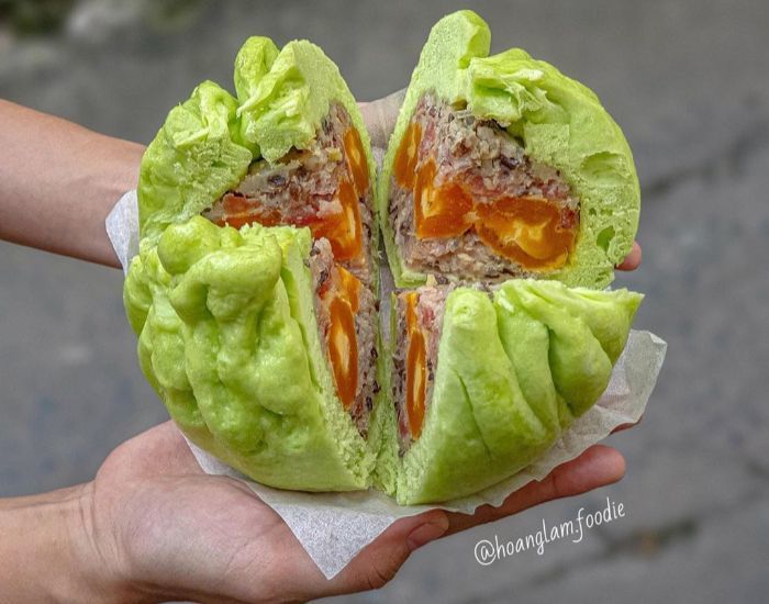 Chiếc bánh bao 8 trứng muối với sắc xanh và tím thu hút thực khách ở TP.HCM