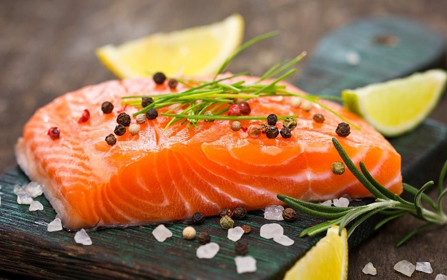 Mỡ cá chứa thành phần axit omega 3 có trong mỡ cá còn có tác dụng cải thiện độ đàn hồi của làn da