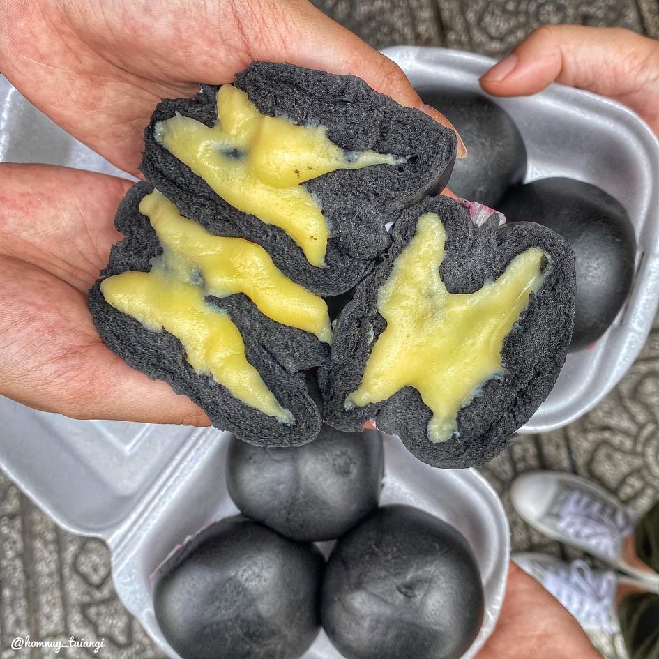 Bánh bao mini bóng đen phô mai tan chảy mới lạ. Nguồn: @homnay_tuiangi