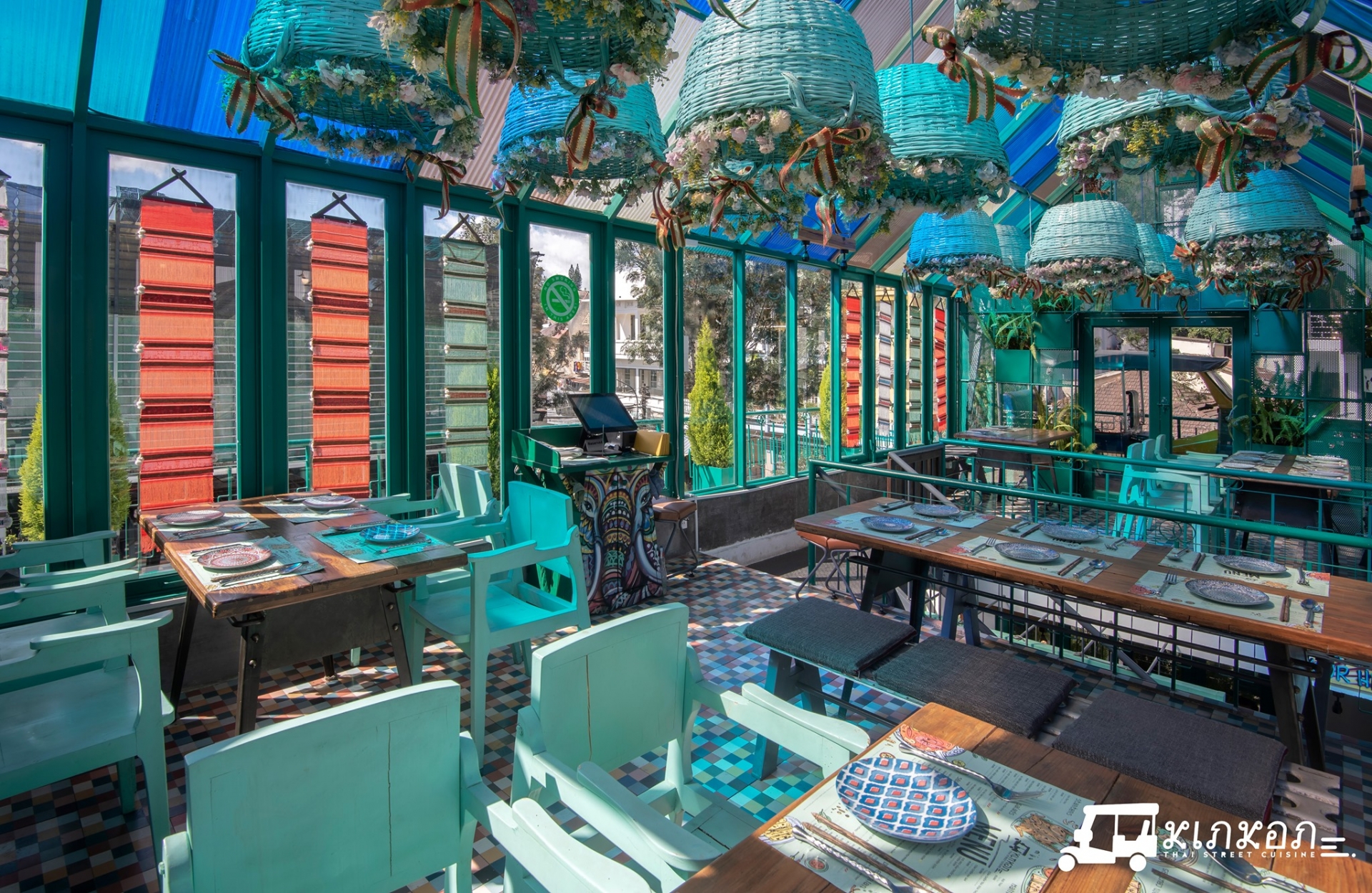 Nhà hàng có thiết kế độc lạ khi sử dụng gam màu xanh làm chủ đạo. Nguồn: KIN KON Thai Street Cuisine