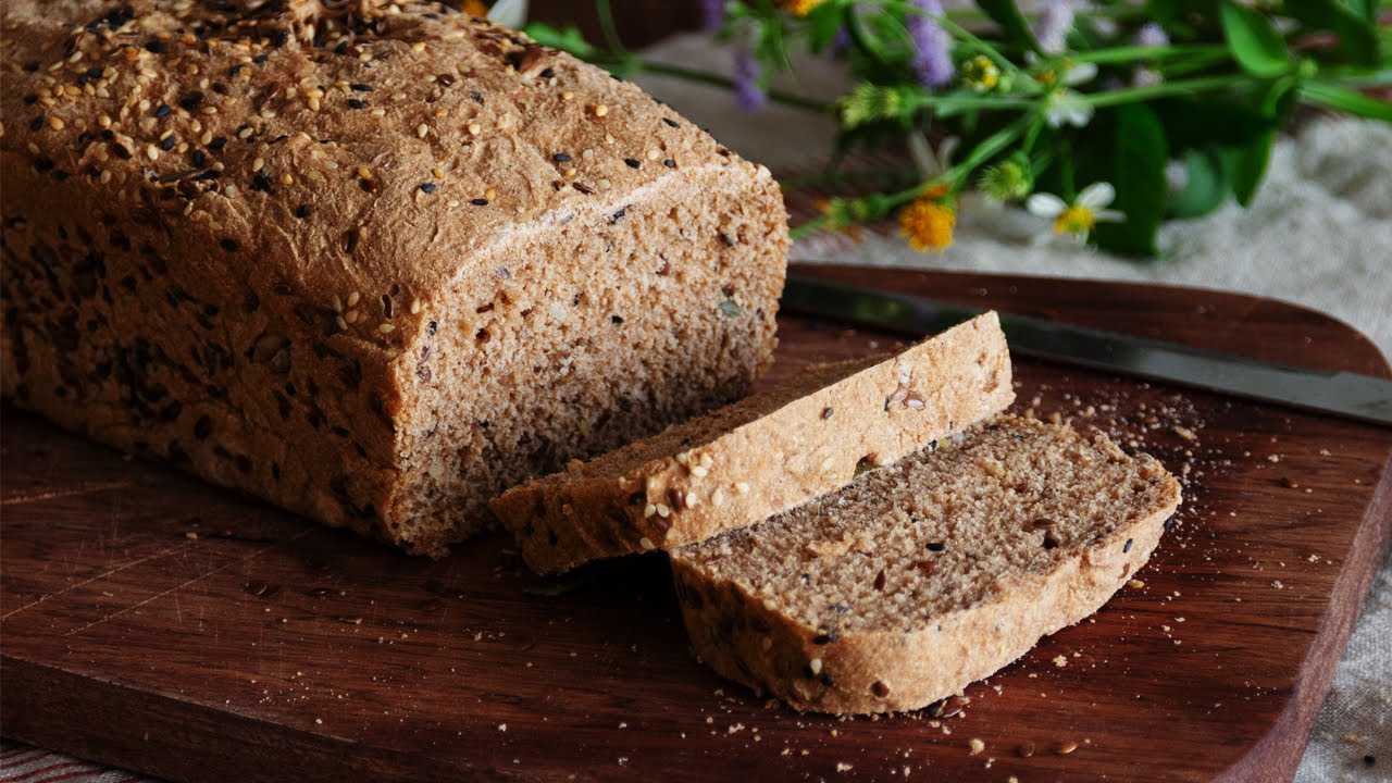 Bánh mì nguyên cám sẽ giúp bạn lấp đầy chiếc bụng rỗng trước khi vào phòng tập.