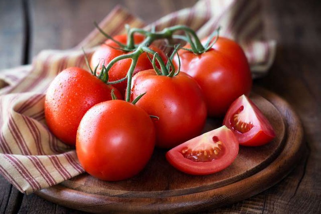 Cà chua chứa nhiều vitamin C giúp làm sáng da.